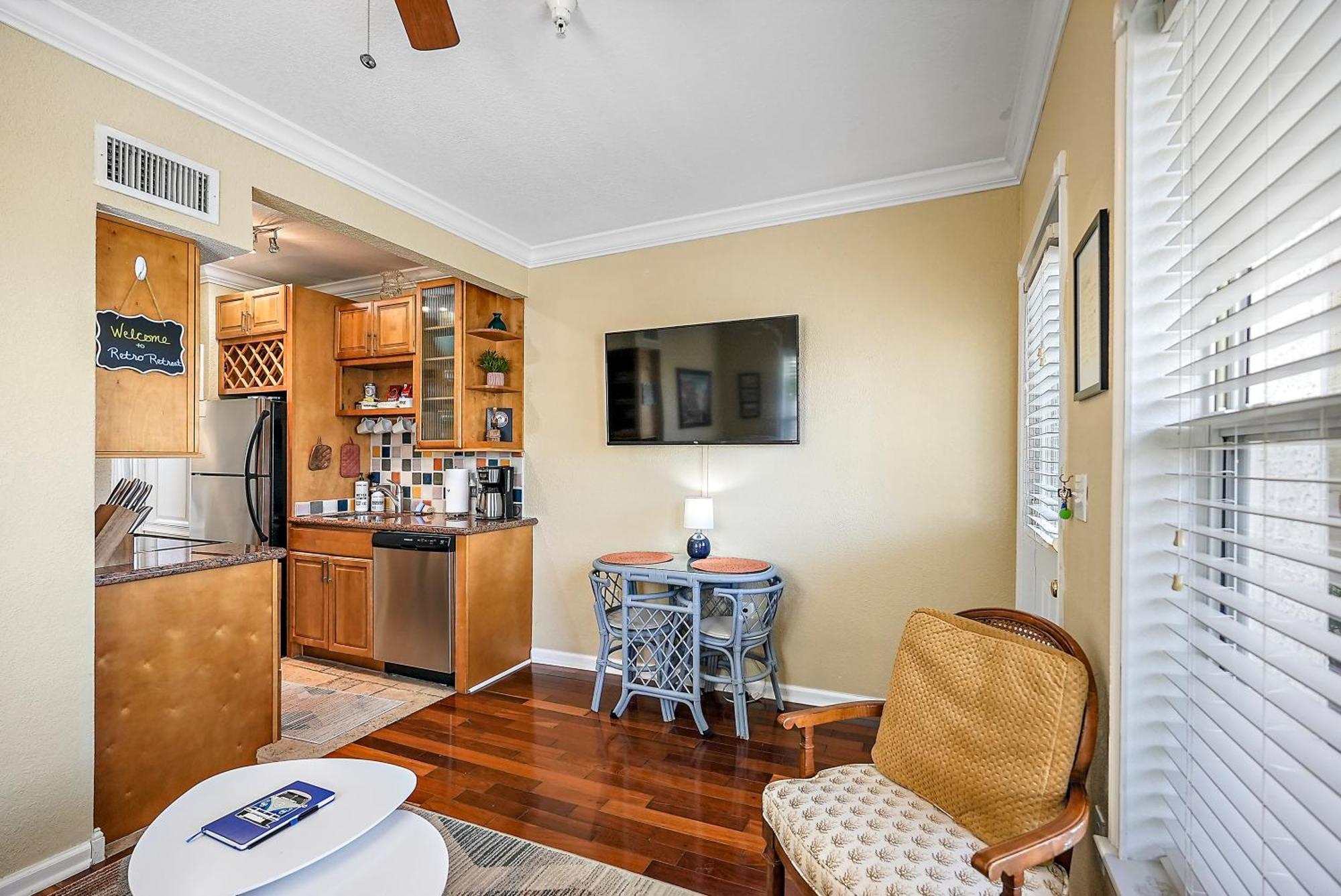 Retro Retreat In Dtsp - Explore The Downtown Area St. Petersburg Exterior photo